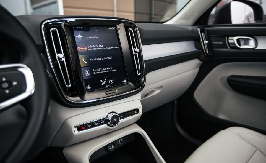 Интерьер Volvo XC40 T4 Momentum 2018 года  (NA) (фото 6 из 36)